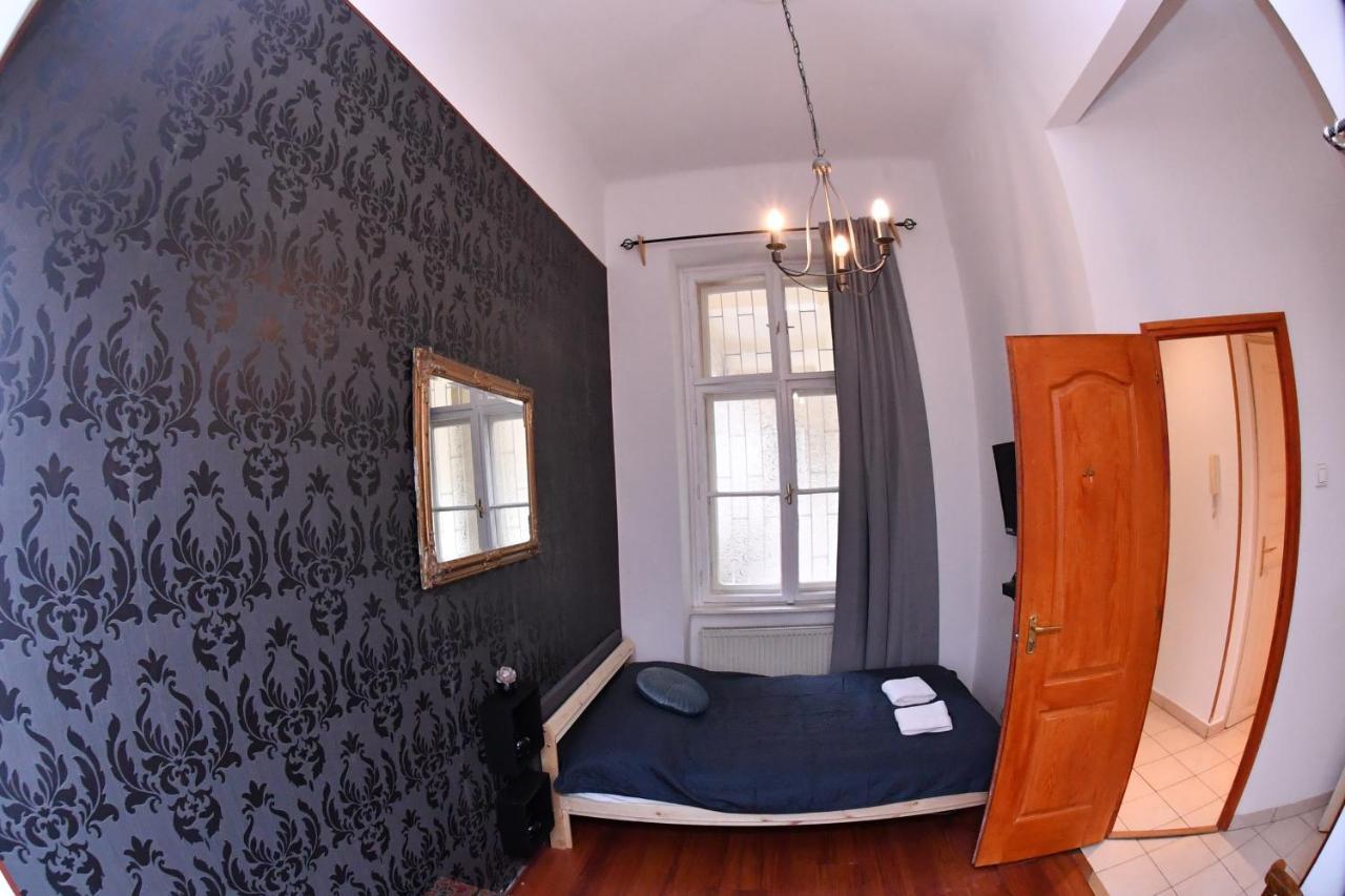 Five Seasons Vaci Utca Apartment บูดาเปสต์ ภายนอก รูปภาพ